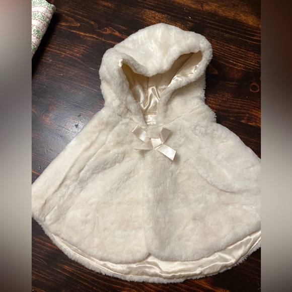 Adorable babygap 2-3 year old holiday shawl with bow - Picture 1 of 6